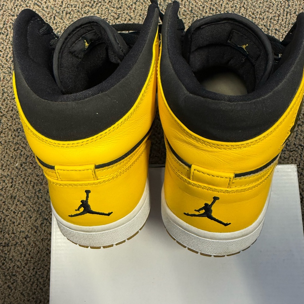 Jordan 1 Retro Beginning Moments Pack - Black and Yellow Sneakers - Picture 4 of 5